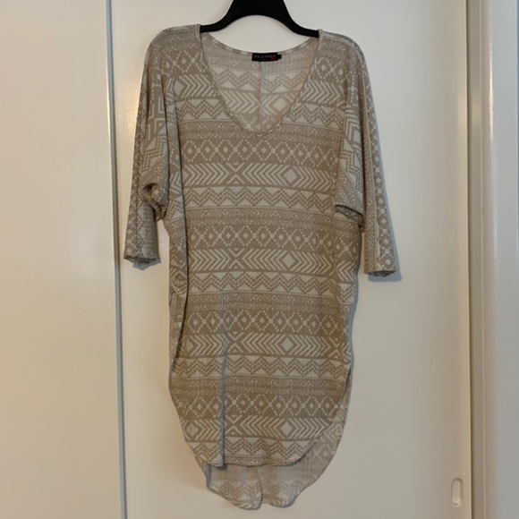 dolce bianca Tops - ☀️ 5 for $15 ☀️ Dolce Bianca Tan White Print V-Neck Dolman Sleeve Tunic Dress